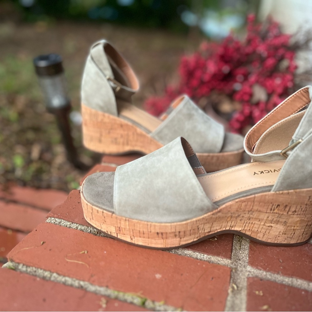 🆕 Lisa Vicky Brand Women's Greenish gray Wedge Sandals.